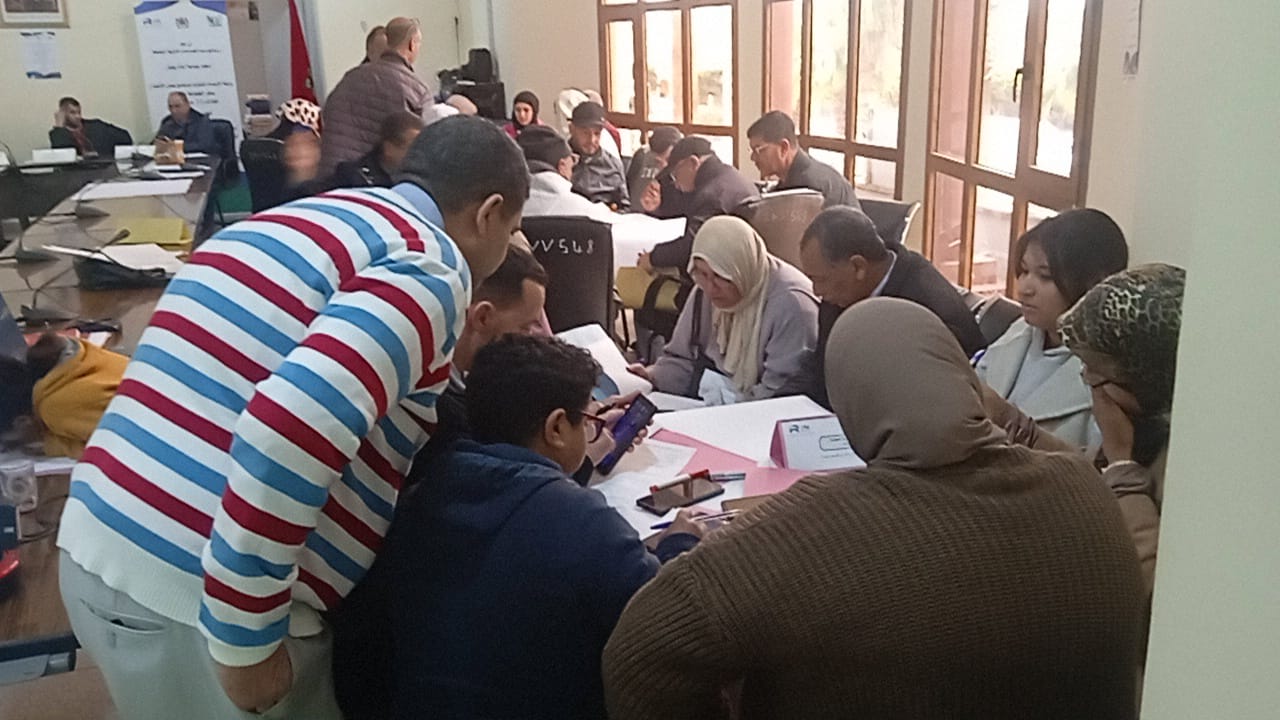 مسؤولوا جماعة الزمامرة يرفعون شعار الرياضة قاطرة التنمية والمدينة غارقة في الاوحال بعد التساقطات المطرية التي فضحت ضعف البنية التحتية وهشاشة الطرق. 