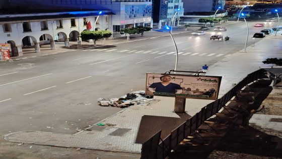 فوضى الأزبال بساحة الحنصالي تُقلق المهنيين والتجار يطالبون بتدخل السلطات.