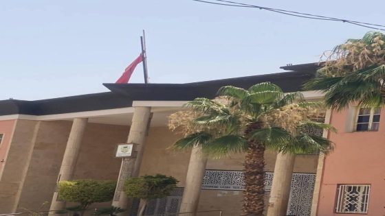 جماعة قصبة تادلة تستقبل مرتفقيها بعلم وطني منكس.
