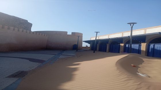 الصويرة تختنق تحت الرمال الزاحفة: حين تصبح المدينة الجميلة رهينة للصمت.