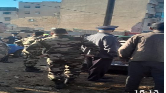 بالصور: قائد الملحقة الإدارية جوهرة يقود حملة تحرير الملك العمومي بجميع الساحات والأسواق المتواجدة تحت نفوده .