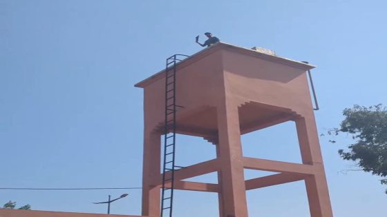 سوق السبت : شاب يهدد بالانتحار من فوق خزان مائي احتجاجاً على حرمان والدته من العلاج.