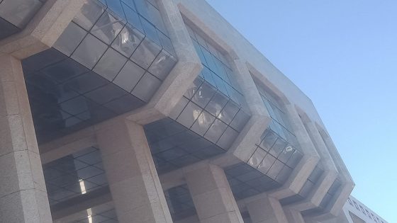 سقوط لوحة رخام مع بعض القطع من أعلى الباب الرئيسي لمقر الضريبة بشارع الليث بن سعد / حي القدس يدق ناقوس الخطر للمسؤولين على أن يتم التدخل لتفادي مالا يحمد عقباه .