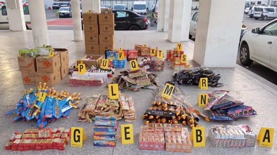 أمن الدارالبيضاء يوقف شخصين ريحجز 37 ألف وحدة من المفرقعات والشهب النارية المهربة.