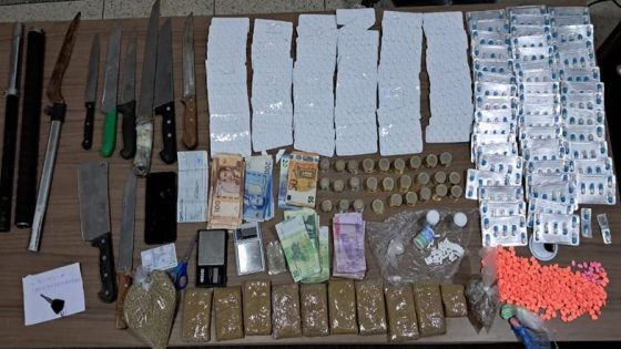 العناصر الأمنية لوجدة توقف شخصا يشتبه في تورطه في قضية تتعلق بحيازة وترويج المخدرات والمؤثرات العقلية.