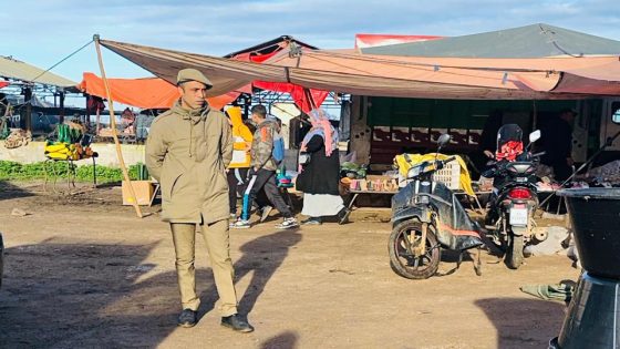 رجل من القوات المساعدة يقود بتنـفانٍ عملية تنظيم السوق الأسبوعي بقيادة الغنيميين بإقليم برشيد.