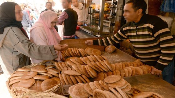 Moroccan women buy bread in Rabat on March 25, 2014, the day before bakers begin a two-day strike in the kingdom which was announced by the Moroccan National Federation of Bakery and Pastry. The bakers are going on strike to protest the government's refusal to allow bread prices to rise. AFP PHOTO/FADEL SENNA