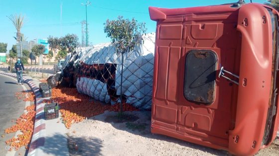 اكادير… انقلاب شاحنة محملة بالطماطم بين ايت ملول واكادير