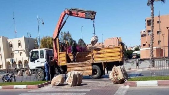 بالصور ….المجلس البلدي بالعيون يقوم بوضع حواجز حجرية لفرض حالة الطوارئ بالمدينة.