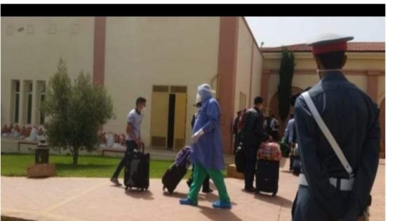 عودة المغاربة العالقين بالجزائر واصابةبعضهم بكورونا