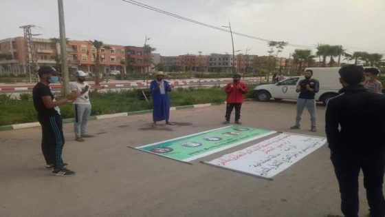 اقليم شيشاوة : الفرع المحلي للجمعية الوطنية لحملة الشهادات المعطلين ينظم وقفة احتجاجية امام مقر قيادة سيدي المختار .