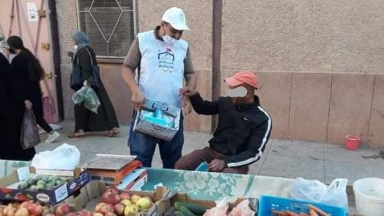 “البيجيدي يوزع كمامات على المواطنين في الشارع بدون ترخيص و السلطات تتدخل”