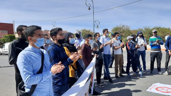 اقليم شيشاوة : موجة جديدة من الاحتجاجات دشنها الأساتذة الذين فرض عليهم التعاقد امام المديرية الاقليمية لشيشاوة .