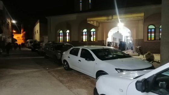السيارات تعيق ولوج المصلين لمسجد بدر بحي الأمل بسيدي بوزكري