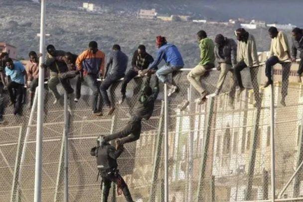 مصرع خمسة مهاجرين في عملية اقتحام لمدينة مليلية المحتلة
