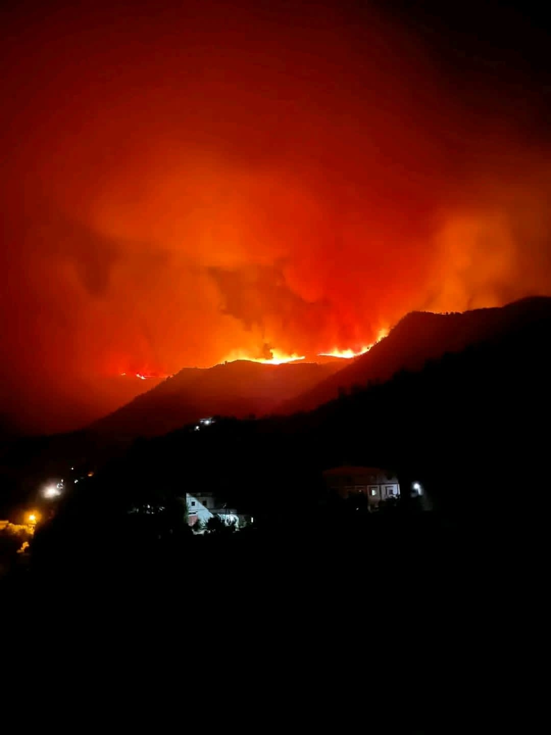 حريق بجبل فيفي يستنفر السلطات المحلية