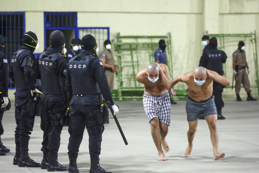 السلفادور.. اعتقال بالجملة في عملية أمنية لمكافحة العصابات