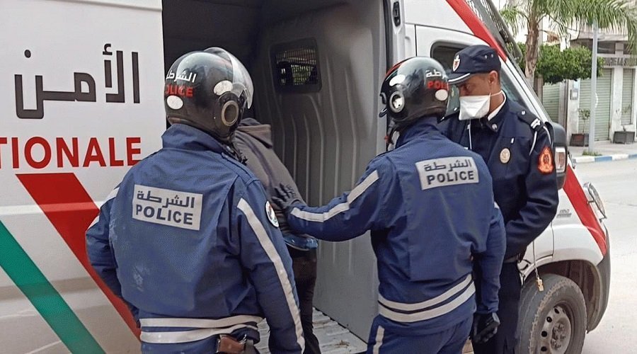 الدار البيضاء .. عناصر الشرطة توقف خمسة أشخاص للاشتباه في تورطهم في حيازة أسلحة بيضاء بدون سند مشروع وتهديد سلامة الأشخاص والممتلكات وإلحاق خسائر مادية بسيارات خاصة.