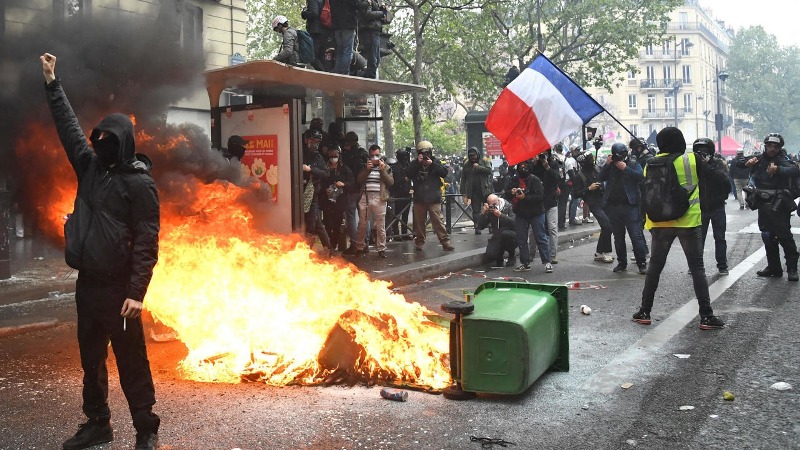 فرنسا .. احتجاجات قوية وعنيفة بباريس على إثر غلاء المعيشة