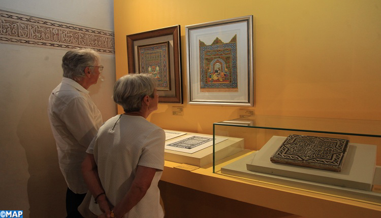 Des visiteurs contemplent les œuvres de l'exposition "La voie du trait - La calligraphie, entre l’art et la monnaie au Maroc". 28102022-Marrakech