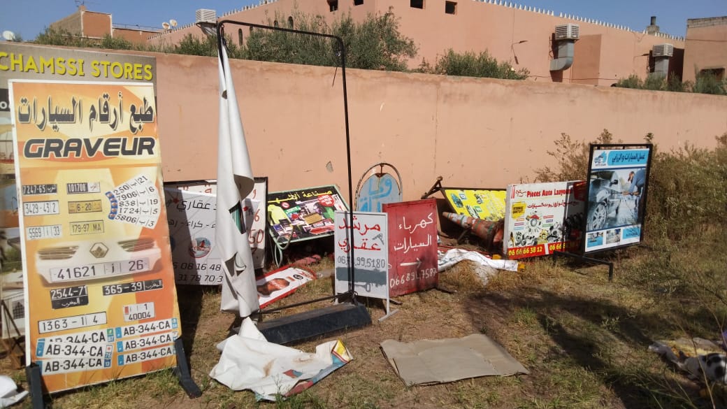مراكش .. بالصور السلطات المحلية بملحقة أزلي تشن حملة واسعة ضد اللوحات الإشهارية