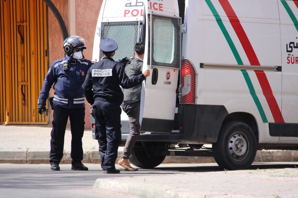 مراكش .. الفرقة الحضرية للشرطة القضائية تتمكن من توقيف شخص من ذوي السوابق القضائية، من أجل السرقة المقرونة بالعنف على مستوى حي الملاح