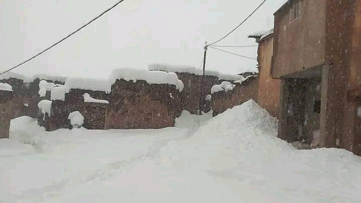 سكان تازناخت يوجهون نداء إستغاثة بسبب تساقط الثلوج في غياب تدخل السلطات لمساعدتهم   