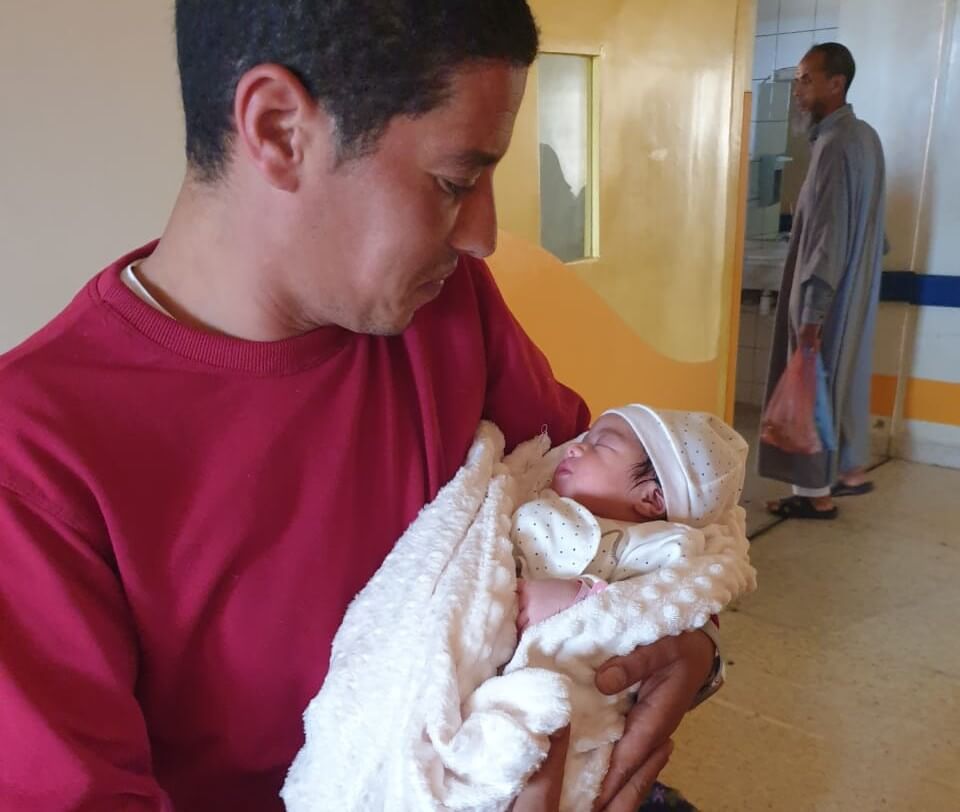مراكش .. “تهنئة” فراش الزميل ياسين اومغار المصور الصحفي يزدان بمولودة أنثى