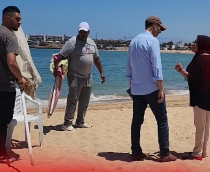 تنظيم محكم بشواطئ سيدي البرنوصي  باشا منطقة الحي الصناعي البرنوصي يقود حملة موسعة ضد المظلات والطاولات المحتلة للرمال الشواطئ