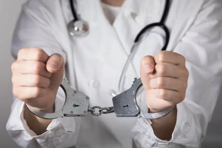 توقيف طبيب وصيدلية في الدار البيضاء بتهمة تزوير وصفات طبية لغرض تجارة المخدرات