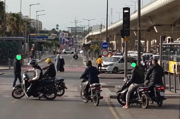 عدم احترام طريق الخاصة لوسائل النقل العمومي في مدينة الدار البيضاء : مشكلة تستوجب الحل العاجل