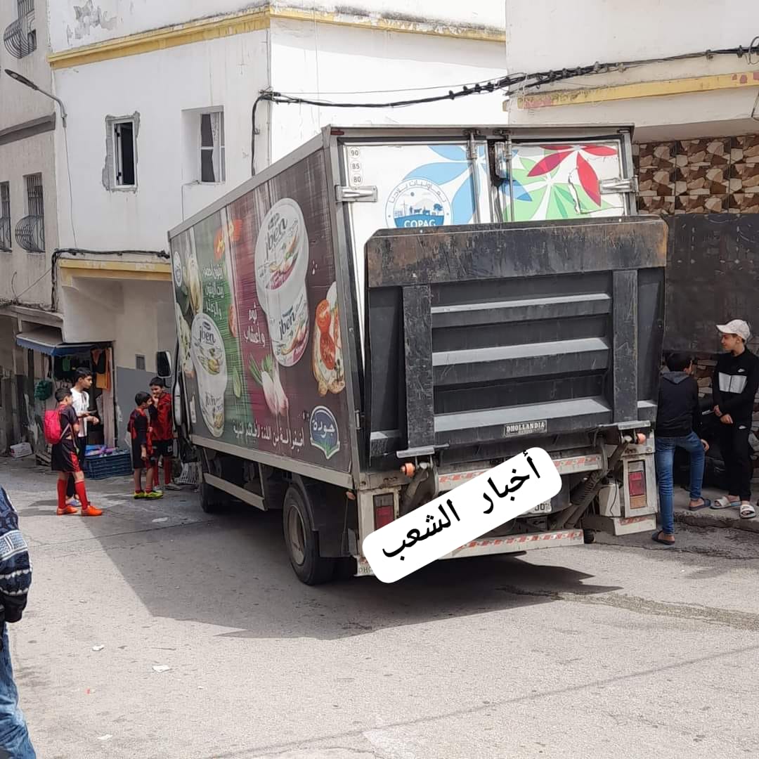 طنجة/اصطدام شاحنة بمحل للحلاقة بسبب عطل في الفرامل وغياب المطبات