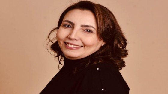 حسناء الشرتي: رحلة فنية بين الأصالة والمعاصرة في معرض “بصمات أنثوية” بمدينة الدار البيضاء