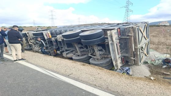 مصرع زوجين في حادث مأساوي بعدما انقلبت عليهما شاحنة ودفنتهما تحتها.