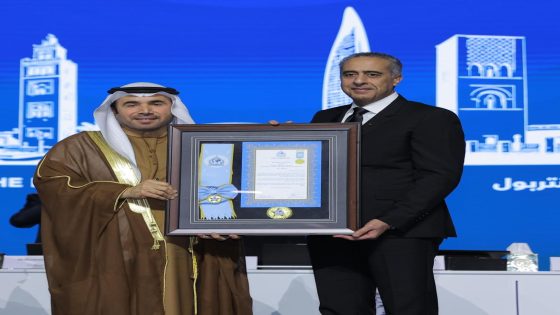 منظمة الأنتربول توشّح عبد اللطيف حموشي بوسام الأنتربول من الطبقة العليا.