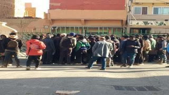 الرشيدية .. تجمع مهاجرين يربك مؤقتا حركة الحافلات ويثير تساؤلات حول تدبير السفر والهجرة