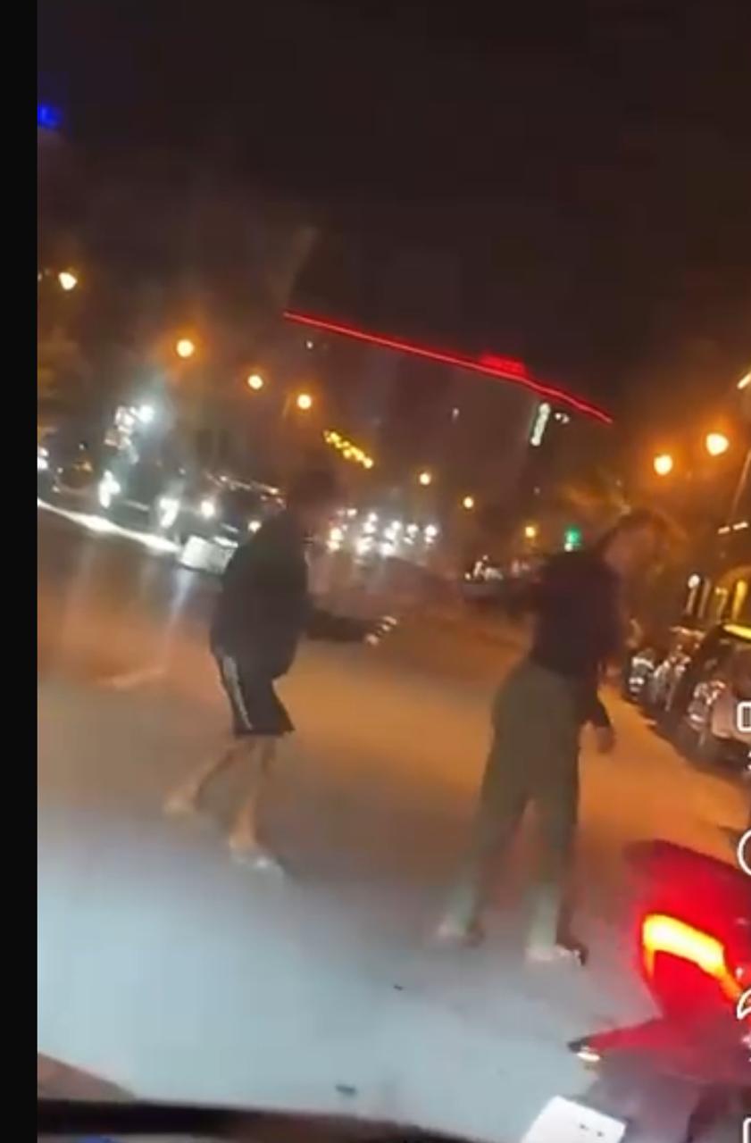 توقيف قاصر 16 سنة يعيش حياة التشرد ظهر في فيديو و هو يقوم برش مادة خطيرة على فتاة بإحدى الشوارع الرئيسية بطنجة