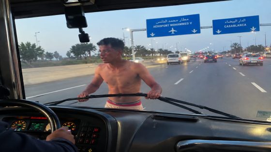 مشهد خطير بالطريق المؤدية إلى مطار محمد الخامس.. شخص يعرّض حياته وحياة ركاب حافلة للخطر